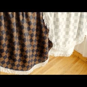 🤎🤍NWT LARGE CHECKERED ROUND BEACH TOWEL w FRINGE!